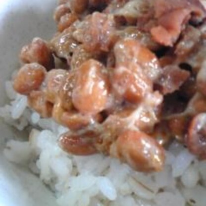 (^Q^)梅干納豆大好きです！梅干の酸味と塩加減が納豆に合いますよね～特に、梅雨の時期は一段と美味しく感じる気がします♪